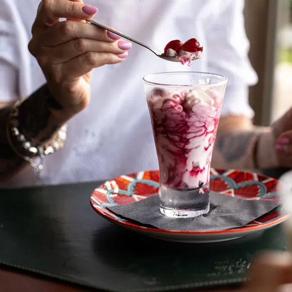 Una coppa con mascarpone, fragole e frutti di bosco – La Vecchia Rama, Negrar