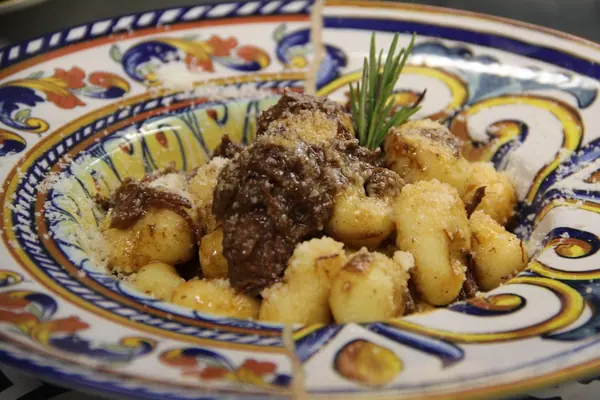 Gnocchi con la pastissada de caval