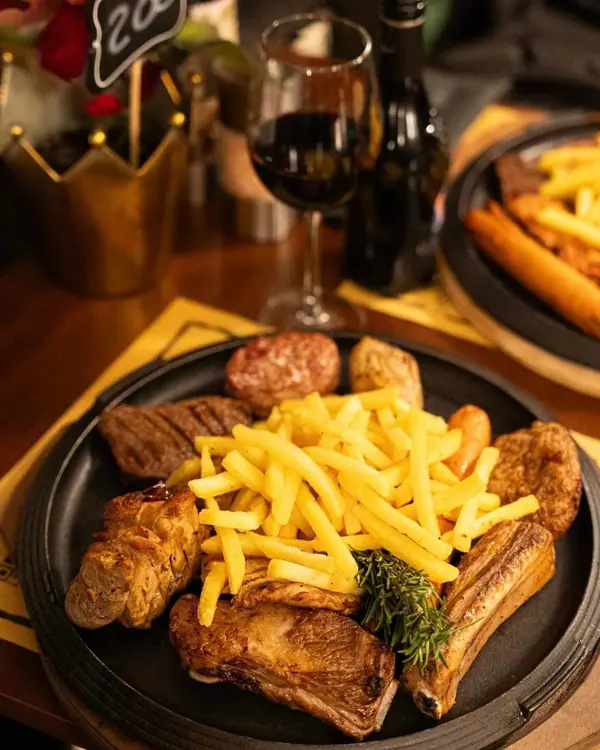 Grigliata di carne con le patatine