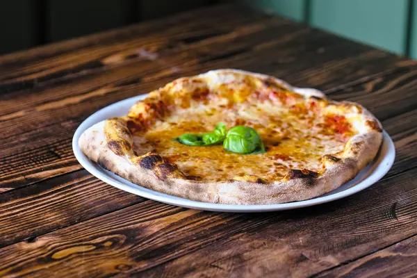 Pizza margherita con il basilico