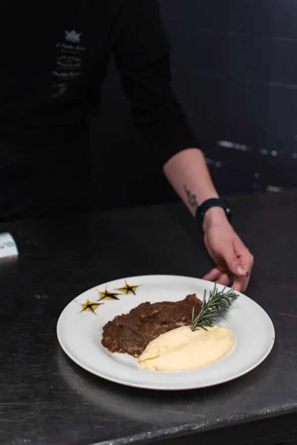 Pastissada con la polenta morbida