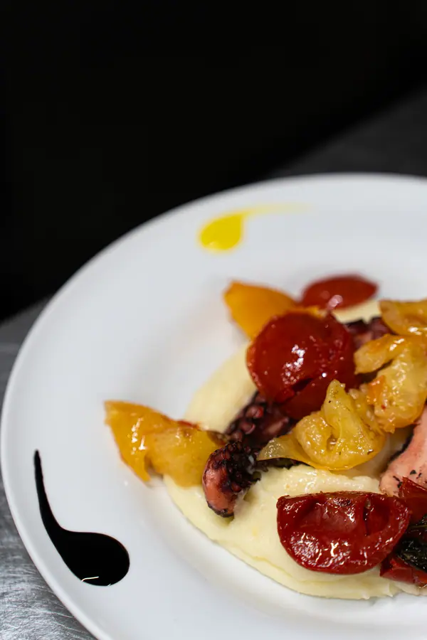 Polpo con purè e pomodorini confit