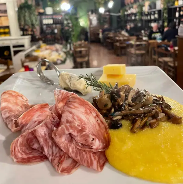 Salumi con la polenta e i funghi