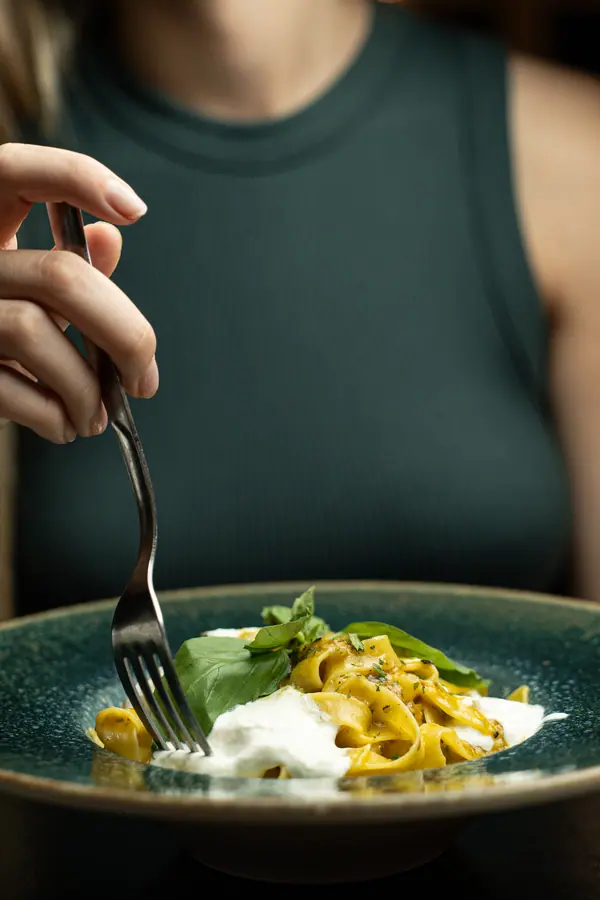 Tagliatelle con burrata e basilico
