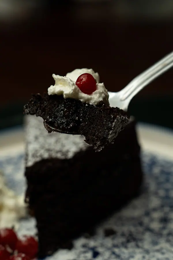 Torta al cioccolato con panna e ribes
