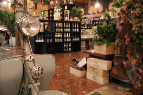 La Vespa d'epoca tra gli scaffali dei vini