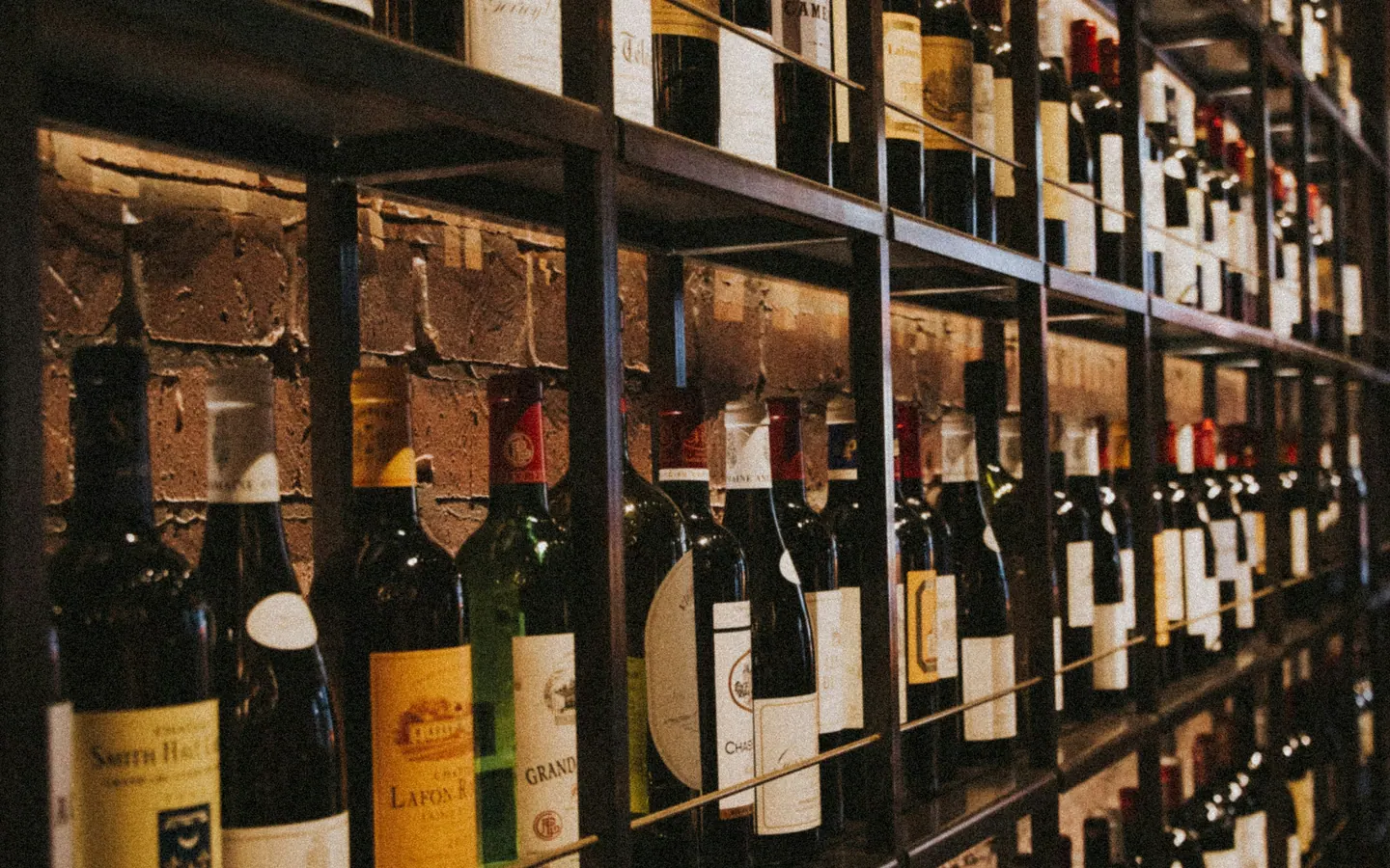 La parete dei vini della Vecchia Rama, con le bottiglie della Valpolicella – Negrar
